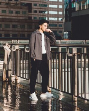 Marcus Chang Instagram - 忙著前進、忙著改變、忙著行動，時而走走停停…偶然從散步的儀式感，找回秋天的慢節奏。練習在城市裡獨處，感受平衡，感受屬於當下的方向感。

Hairstyle @ben_underhair
Makeup @izzue_stylist
Fashion @cosstores  #COSTaipei
Photographer @autumnscope