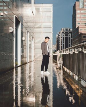 Marcus Chang Instagram - 忙著前進、忙著改變、忙著行動，時而走走停停…偶然從散步的儀式感，找回秋天的慢節奏。練習在城市裡獨處，感受平衡，感受屬於當下的方向感。

Hairstyle @ben_underhair
Makeup @izzue_stylist
Fashion @cosstores  #COSTaipei
Photographer @autumnscope