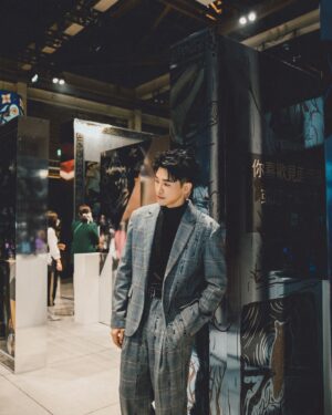 Marcus Chang Instagram - 謝謝@danielwong_official 的邀請
無論是聽覺或是視覺都讓我意猶未盡
童話故事中的角色一一在 2021 AW 的系列裡重生

你是甜美公主還是迷人的大反派呢！？

Thanks for having me!♥️

@danielwong_official

Hairstyle @ben_underhair
Makeup @kaiyu_art
@prettycool_makeup 
Fashion @danielwong_official
Photographer @autumnscope 

#狂野探索
#wildrefelction
#disney
#villain
#danielwong
