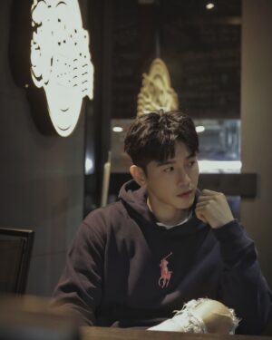Marcus Chang Instagram - 『我們只需要比昨天, 再勇敢一點點❤️』

國際乳癌防治「粉紅十月」，鼓勵女性鼓起勇氣放下對乳癌的恐懼，
「及早預防、及早發現、及早治療」重新關心自己也守護身邊最親密的家人與朋友，讓全世界朝終結乳癌更前進一步！
Ralph Lauren的「Pink Pony」活動每年都響應著「粉紅十月」的宗旨，希望藉著服裝傳達用愛珍惜生命美好，一起正視防治乳癌的重要！我身上穿的就是今年迎向21週年的「Pink Pony」系列服裝，希望可以成為給予女性們對於乳癌檢查防治的溫柔提醒，更是一種對癌友的暖心關懷！

只要購買指定粉紅小馬深藍帽T與粉紅小馬指定T恤這兩款服裝單品，RalphLauren 會將收益100%全數捐贈予中華民國乳癌病友協會，購買「Pink Pony」系列其他商品，也能將每件單品的25%購買金額捐贈予Ralph Lauren抗癌行動。
不論男女都能穿出清爽的美式休閒風格，時尚不只讓人穿出自我品味，更能讓我們透過服裝傳遞力量！

#PoloRalphLauren #PinkPony #乳癌防治