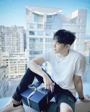 Marcus Chang Instagram - 公司的窗戶已然成為打卡聖地
我來參一腳？📸