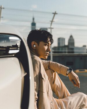 Marcus Chang Instagram - 身為 @samsungtaiwan 的愛好者，擁有手機之外，當然最不可或缺的就是手錶跟耳機了。

謝謝三星這次Galaxy Watch4 Classic，讓我再次體驗更便利的生活，維持經典外型，搭配屬於自己的風格錶帶，走到哪都帥到不行，最新改版的Galaxy Watch4 Classic，最喜歡睡眠血氧偵測的功能，可以評估自己的睡眠品質，真的超級厲害。

而耳機一直是我的隨身裝備，這次的Galaxy Buds2真無線藍牙耳機，拿到的時候發現超級輕巧，輕鬆帶上，不管是開車還是走路都不會輕易掉落，AKG調教的音場跟我錄音的監聽耳機一樣熟悉，不管是練習或聽音樂都更能享受其中。

享受便利的生活，健康又時尚。

#GalaxyWatch4Classic
#GalaxyBuds2
#精彩生活操之在手
#完美沉浸不絕於耳