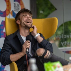Marek Lambora Instagram - ZLÍN FILM FESTIVAL

Během třiceti hodin na festivalu jsme toho stihli dost! 
Od autogramiády, přes pokřtění tapíra, rozhovory, nespočet společných fotek, večeři s dobrovolníky, až po červený koberec(který byl nakonec “bílý”, páč venku lilo jak z konve😅)! 
Díky všem, že jste mi ty skorodva dny vyplnili do poslední minuty a obzvlášť festivalu za PERFEKTNÍ a MILOU péči!👌🏻

@zlinfilmfestival