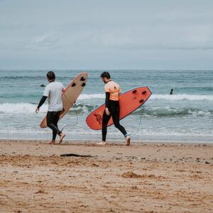 Marek Lambora Instagram - Tohle léto jsem se vydal na surf do Španělska, kam mě zlanařil můj kamarád a největší lamač serfovejch vln u nás @aydyscaan 🏄🏼‍♂️

Na severu Španělska v nádherný malý vesničce Vega je útulná surfová škola @vega.hut, který šéfuje s úsměvem od ucha k uchu Tomáš(@vacpic )👌🏻

Za klukama můžete jet kdykoli, když poskládate partičku lidí, kteří milujou vodu(dobře, klidně stačí, když jim voda alespoň nevadí😅) a kluci do vás za tejden nahustěj všechny základy a vychytávky surfingu🤘🏻😌

Taky mají ještě jeden speciální projekt - @ride_any, kterej pořádaj jen párkrát do roka!🙌🏻
Adam mi celej zapálenej líčil, co všechno mají za lubem, a tak bych si bejt váma, rovnou bookoval místa!😅
RIDEANY.CZ🌊

#surf