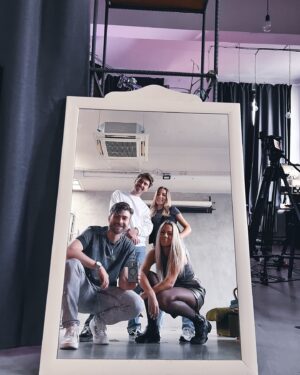 Marek Lambora Instagram - Novej “juicy” díl podcastu STAGE DIVE si už zavazuje tkaničky a šlape si to pomalu k vám! 👟

Od náročnosti herecký branže přes Marťasovo zpívání z fleku, až po to, jak se zkouší muzikál😏

SOON🤙🏻

#podcast