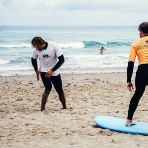 Marek Lambora Instagram - Tohle léto jsem se vydal na surf do Španělska, kam mě zlanařil můj kamarád a největší lamač serfovejch vln u nás @aydyscaan 🏄🏼‍♂️

Na severu Španělska v nádherný malý vesničce Vega je útulná surfová škola @vega.hut, který šéfuje s úsměvem od ucha k uchu Tomáš(@vacpic )👌🏻

Za klukama můžete jet kdykoli, když poskládate partičku lidí, kteří milujou vodu(dobře, klidně stačí, když jim voda alespoň nevadí😅) a kluci do vás za tejden nahustěj všechny základy a vychytávky surfingu🤘🏻😌

Taky mají ještě jeden speciální projekt - @ride_any, kterej pořádaj jen párkrát do roka!🙌🏻
Adam mi celej zapálenej líčil, co všechno mají za lubem, a tak bych si bejt váma, rovnou bookoval místa!😅
RIDEANY.CZ🌊

#surf