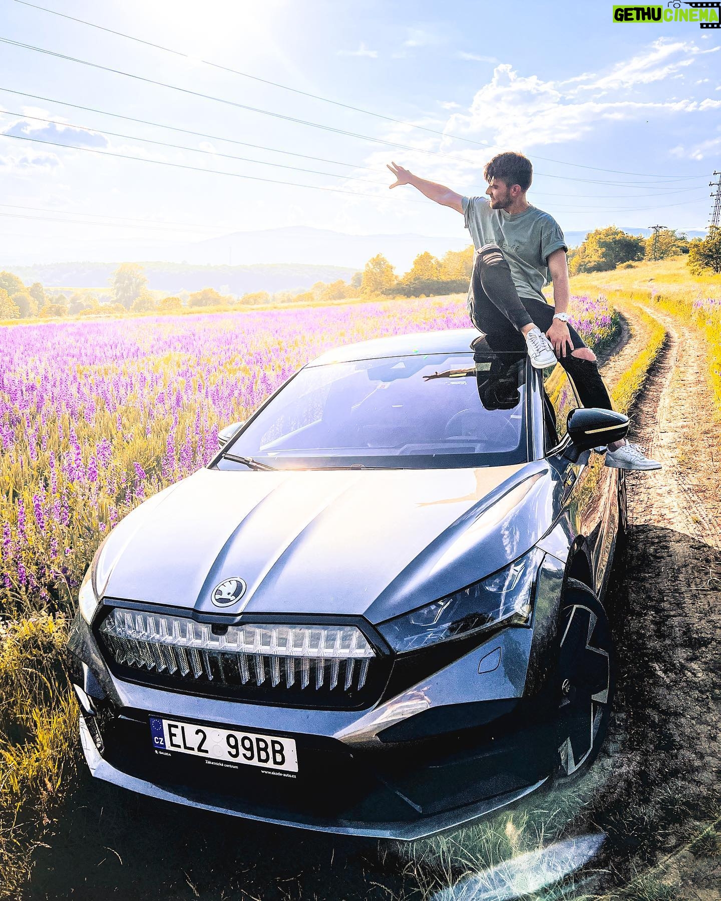 Marek Lambora - 11.3K Likes - Tenhle víkend vykvet přesně podle mýho gusta👌🏻
Jakej jste měli víkend vy?😌
#skodaenyaqivrscoupe