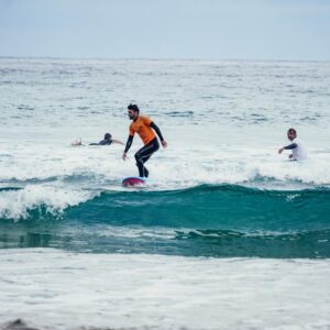 Marek Lambora Instagram - Tohle léto jsem se vydal na surf do Španělska, kam mě zlanařil můj kamarád a největší lamač serfovejch vln u nás @aydyscaan 🏄🏼‍♂️

Na severu Španělska v nádherný malý vesničce Vega je útulná surfová škola @vega.hut, který šéfuje s úsměvem od ucha k uchu Tomáš(@vacpic )👌🏻

Za klukama můžete jet kdykoli, když poskládate partičku lidí, kteří milujou vodu(dobře, klidně stačí, když jim voda alespoň nevadí😅) a kluci do vás za tejden nahustěj všechny základy a vychytávky surfingu🤘🏻😌

Taky mají ještě jeden speciální projekt - @ride_any, kterej pořádaj jen párkrát do roka!🙌🏻
Adam mi celej zapálenej líčil, co všechno mají za lubem, a tak bych si bejt váma, rovnou bookoval místa!😅
RIDEANY.CZ🌊

#surf