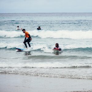 Marek Lambora Instagram - Tohle léto jsem se vydal na surf do Španělska, kam mě zlanařil můj kamarád a největší lamač serfovejch vln u nás @aydyscaan 🏄🏼‍♂️

Na severu Španělska v nádherný malý vesničce Vega je útulná surfová škola @vega.hut, který šéfuje s úsměvem od ucha k uchu Tomáš(@vacpic )👌🏻

Za klukama můžete jet kdykoli, když poskládate partičku lidí, kteří milujou vodu(dobře, klidně stačí, když jim voda alespoň nevadí😅) a kluci do vás za tejden nahustěj všechny základy a vychytávky surfingu🤘🏻😌

Taky mají ještě jeden speciální projekt - @ride_any, kterej pořádaj jen párkrát do roka!🙌🏻
Adam mi celej zapálenej líčil, co všechno mají za lubem, a tak bych si bejt váma, rovnou bookoval místa!😅
RIDEANY.CZ🌊

#surf