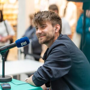 Marek Lambora Instagram - ZLÍN FILM FESTIVAL

Během třiceti hodin na festivalu jsme toho stihli dost! 
Od autogramiády, přes pokřtění tapíra, rozhovory, nespočet společných fotek, večeři s dobrovolníky, až po červený koberec(který byl nakonec “bílý”, páč venku lilo jak z konve😅)! 
Díky všem, že jste mi ty skorodva dny vyplnili do poslední minuty a obzvlášť festivalu za PERFEKTNÍ a MILOU péči!👌🏻

@zlinfilmfestival