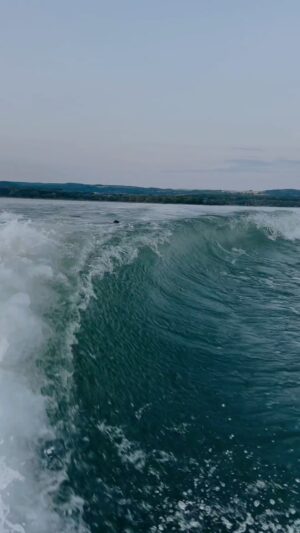 Marek Lambora Instagram - Víkend ve znamení vln a vody v uších🤙🏻🌊

#mysivlnuudelamekdekoli