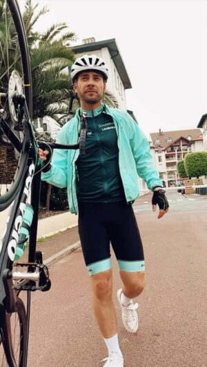 Marek Lambora Instagram - Na Tour de France jsme měli možnost prošlápnout profi silničky od @welovecycling.cz(ačkoli umim lítat jen na horáku🤷🏼‍♂️) 🙌🏻

Hodinová vyjížďka, kterou @schleck.andy nazval něčím jako procházkou růžovou zahradou. Bylo to v klidu, až na ten jazyk na vestě🤦🏼‍♂️😌

Měli jsme totiž nejkopcovatější část z prvních čtyř etap!
Díky @skodacr že jste mi protáhli lejtka😅

#tourdefrance