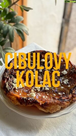 Marek Pavala Instagram - Však vidíte, co na to potřebujete. Fakt se vám hodí dobrá litinka - celkově. Tohle je jen jedno z mnoha využití. @fabinicz mají teď slevy na pánve, tak hoďte voko na web. 

Cibulový kolác

Cibule
Tistové těsto
Balzamiko
Med
Feta
Bylinky
Sůl
Pepř
Máslo