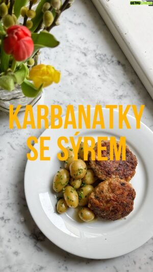 Marek Pavala Instagram - Karbanátky se sýrem
na 7 kusů

400 g mleté hovězí
400 g mleté vepřové
1 střední cibule
1 svazek medvědího česneku
4 lžíce čerstvé majoránky
1 dcl mléka
1 rohlík
Strouhanka
Přepuštěné máslo
Sůl a pepře

Recept máte ve videu, ale…

…dám vám tip. Já sám žasnu, jak ohromnej rozdíl to je - pořiďte si krájecí prkýnko jako mám tady já. Ten rozdíl při krájení na dobrym a blbym prkýnku je stejně znatelnej, jako když srovnáváte ostrej a tupej nůž. Mrkněte na @hoblhome !