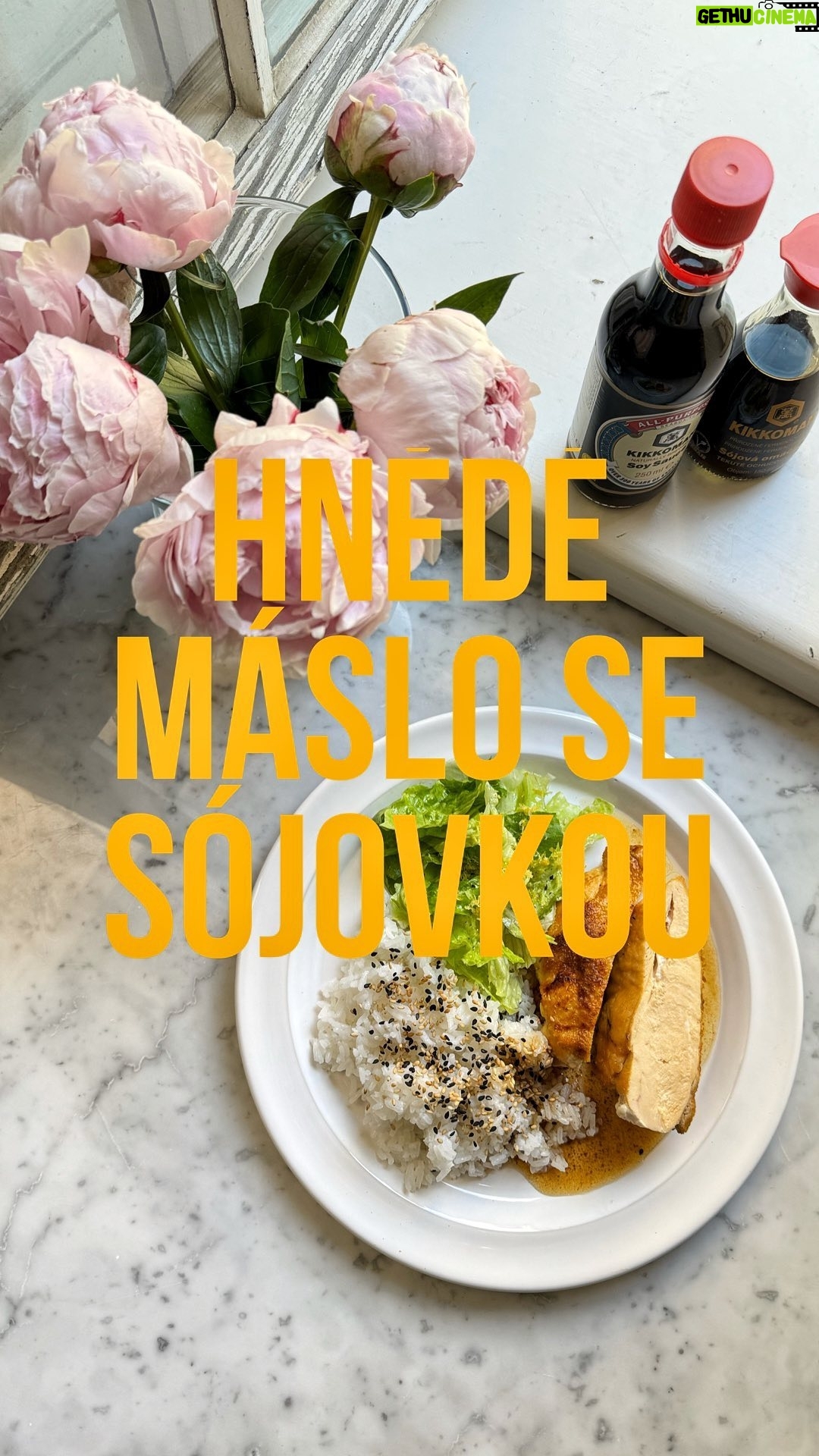 Marek Pavala - 4.8K Likes - Hnědé máslo se sójovkou možná znáte. O této chuťově zázračné umami kombinaci se psalo všude možně na internetu, někdy v roce 2014 o ní vyšel článek v New York Times a můžete na ní narazit i v pražských restauracích.
Kouzelný je, že si tenhle skvost můžete udělat doma za pár minut a proměnit tak všední jídlo v zážitek.
Kikkoman sójovka tohle umí. Znal jsem italského michelinského kuchaře, který trochu přidával do bramborové kaše, může se objevit v dezertech a často je možné sojovku použít místo soli. V asijských kuchyních je to běžný jev.
Na videu dělám jen malé množství téhle omáčky. Použil jsem 100g másla a cca 15–20g sojové omáčky. Tak to vyzkoušejte, pokud to pro vás je novinka. Budete rádi.
#Rozpaltechutumami
#spoluprace