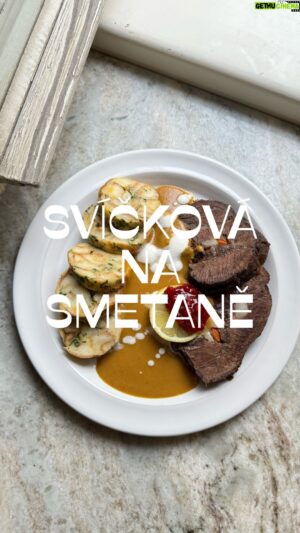 Marek Pavala Instagram - Svíčková na smetaně 

Je to asi 5 let, co jsem pro vás ještě do stories nahrál recept na svíčkovou a do teď mi posíláte, jak ji stále vaříte a že lepší neznáte. Do dnešních dní mě označujete a mě to furt dělá radost, že se ten recept takhle chytnul. V pekáči od @fabinicz jídlo dostalo pořádněj a zaslouženej remake. Budu rád, když ho budete sdílet, ať se dostane k co nejvíc lidem a všichni si tuhle svíčkovou doma udělaj! 

1 kg hovězího (krku, loupané plece, falešné svíčkové, nebo válečku)
150 g hovězího špeku 
2 mrkve a kousek na špikování
1 kořen petržele 
½ menšího celeru 
2 větší cibule 
2 lžíce másla 
6 lžíc husího sádla 
5 kuliček nového koření
10 kuliček černého pepře 
5 snítek tymiánu
2 snítky rozmarýnu
4 bobkové listy
1 jablko 
1 citrón 
80g cukru krupice 
80g plnotučné hořčice 
4 lžíce kvasného octa 
 1 l hovězího vývaru 
200 ml smetany (trochu lehce vyšlehejte na servírování)
Sůl, pepř