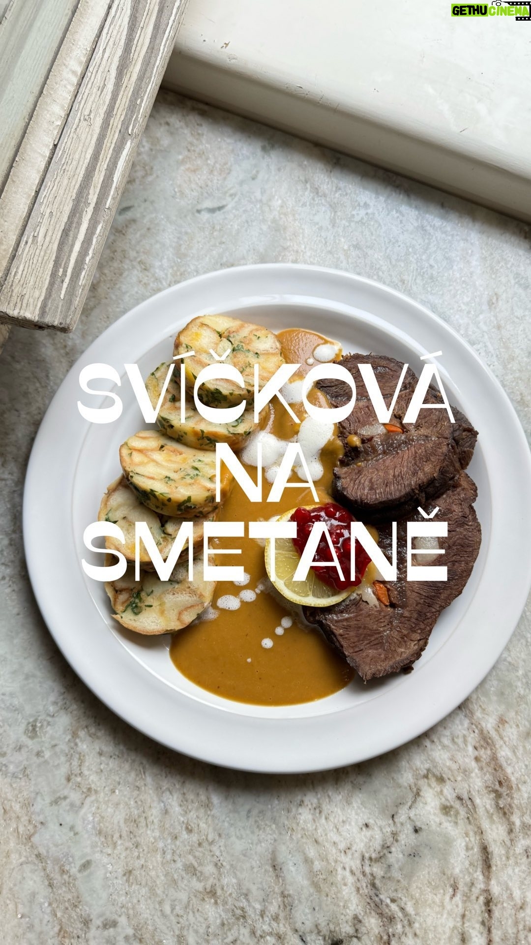 Marek Pavala - 15.8K Likes - Svíčková na smetaně
Je to asi 5 let, co jsem pro vás ještě do stories nahrál recept na svíčkovou a do teď mi posíláte, jak ji stále vaříte a že lepší neznáte. Do dnešních dní mě označujete a mě to furt dělá radost, že se ten recept takhle chytnul. V pekáči od @fabinicz jídlo dostalo pořádněj a zaslouženej remake. Budu rád, když ho budete sdílet, ať se dostane k co nejvíc lidem a všichni si tuhle svíčkovou doma udělaj!
1 kg hovězího (krku, loupané plece, falešné svíčkové, nebo válečku)
150 g hovězího špeku
2 mrkve a kousek na špikování
1 kořen petržele
½ menšího celeru
2 větší cibule
2 lžíce másla
6 lžíc husího sádla
5 kuliček nového koření
10 kuliček černého pepře
5 snítek tymiánu
2 snítky rozmarýnu
4 bobkové listy
1 jablko
1 citrón
80g cukru krupice
80g plnotučné hořčice
4 lžíce kvasného octa
1 l hovězího vývaru
200 ml smetany (trochu lehce vyšlehejte na servírování)
Sůl, pepř