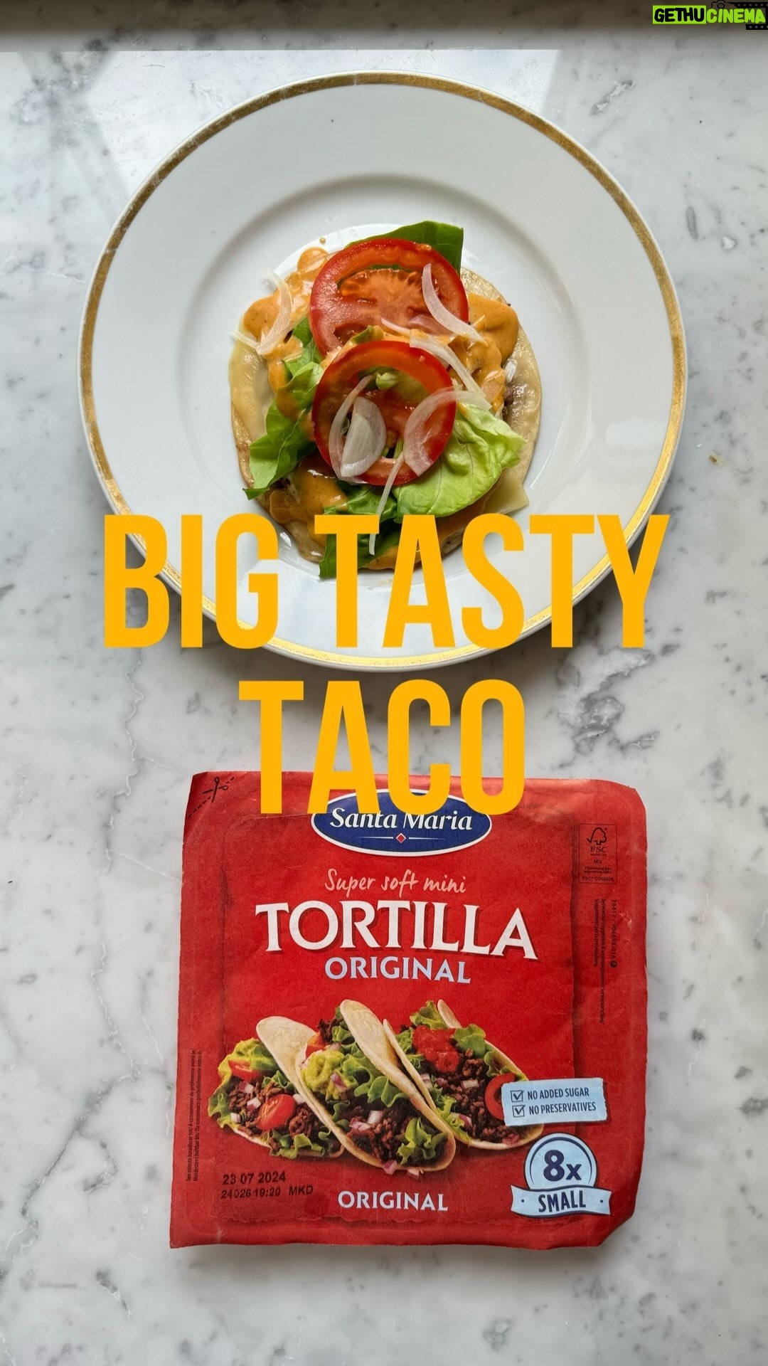 Marek Pavala - 5.7K Likes - Když jsem zkoušel BigMac taco, mohl jsem se potom utlouct.. BigTasty je na tom dost podobně. A všechny tyhle domácí variace na burgery prostě chutnají mnohem líp, když je pokládáte do kvalitní tortilly od @santa_maria_cz_sk - však to zkuste, uvidíte.
Big Tasty Taco
150 ml domácí majonézy
2 lžíce kečupu
1 lžička uzené papriky
1 lžička dijonské hořčice
1 lžička sušeného česneku
1 lžička sušené cibule
1 lžička jablečného octa
1/2 lžičky tekutého kouře
Sůl a pepř
Santa Maria mini pšeničné tortilly
Rajčata
Cibule
Salát
Mleté hovězí