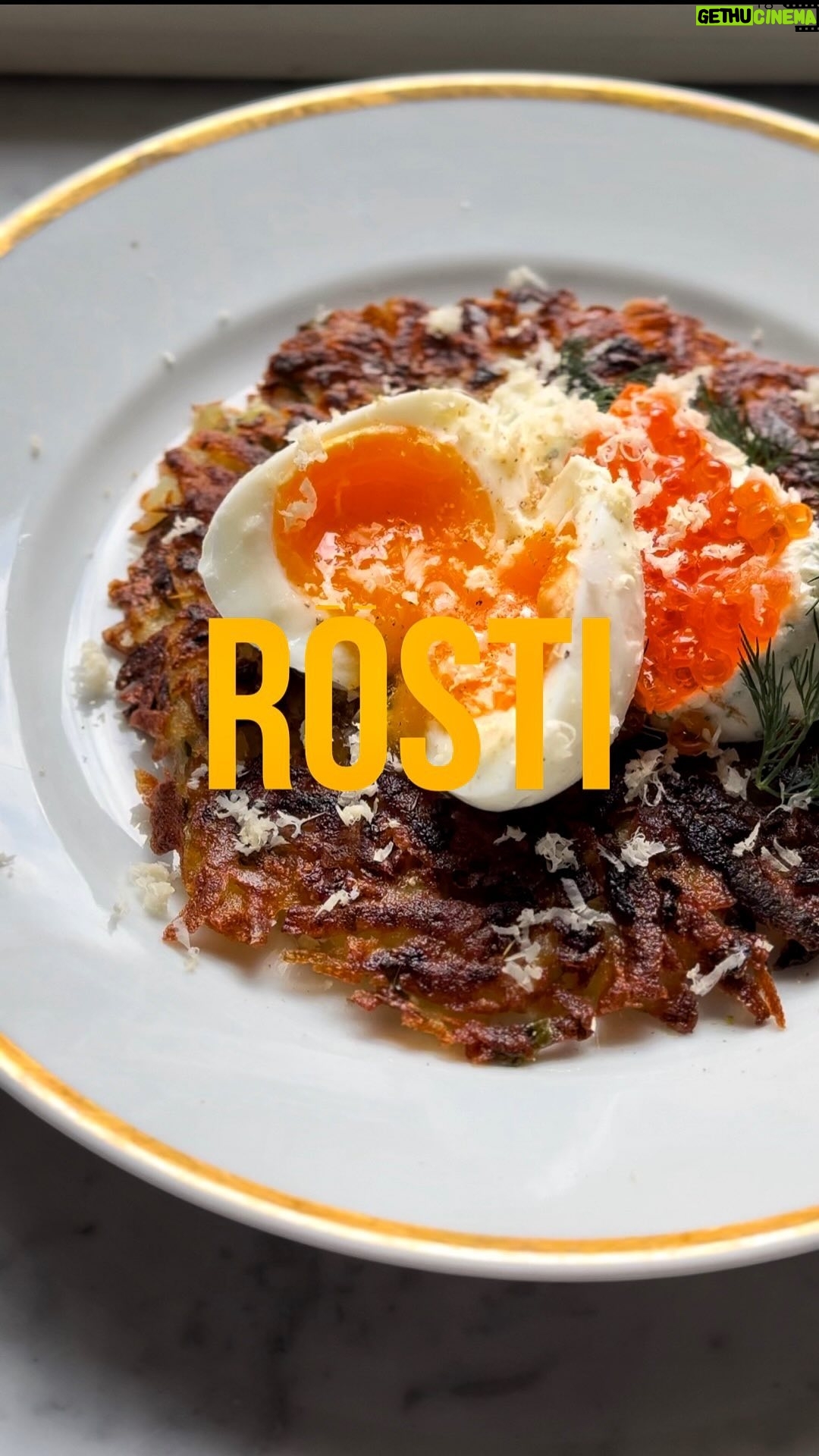 Marek Pavala - 4K Likes - Rösti jsou kromě hodinek, sýra a čokolády další evergreen ze Švýcarska. Co na to potřebujete? Fakt jen brambory. Větší a spíš moučný. Já to z těch voskových nezkoušel. Když byste ty brambory nejdřív trochu uvařili, nebo upekli, tak to půjde taky, akorát to pak nejsou rösti, ale spíš americký hashbrowns. Ale asi se z toho nestřílí. Uvidíme, kolik lidi dostane tik, že jsem podělal bramboráky.
Pánev od @fabinicz jsem měl úplně novou, teď z nové beznýtové kolekce Lucca 3.0. Jen jsem jí rozpálil, relativně pomalu na střední výkon a to do momentu, než po ní kapky vody tancovaly, místo toho, aby se vypařily. Pak jsem dal tuk a před přiklopením zvýšil lehce teplotu. Za celou dobu jsem ani na vteřinu neměl problém, že by se mi něco na pánev přichytávalo. Takže za mě stále platí krásná věta: „Připalují kuchaři, ne pánve.“
Kdykoliv nakupujete na webu Fabini, tak zadejte můj kód MAREKPAVALA5 a dostanete extra slevu -5%. Platí nonstop a dá se kombinovat se všema akcema.
