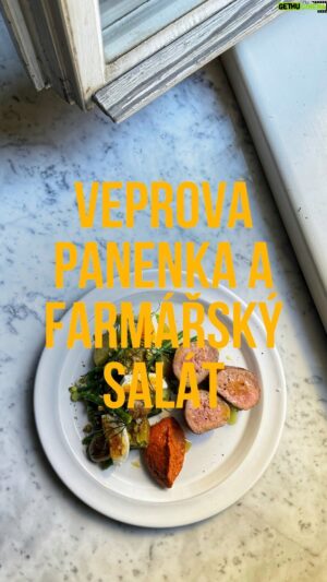 Marek Pavala Instagram - @zivina.cz je s náma doma už skoro rok a na oslavu toho máme pro Vás kód “SARAAMAREK10” na 10% slevu na vše do příští soboty! A co doporučujeme vyzkoušet? 
Nejraději máme jejich Kombuchu a kečup. Sara často rychle připraví něco z Živina omáček, na svačinu ořechy a dárkový sety, když je potřeba někomu udělat radost! Tak si jí udělejte tentokrát vy!✌🏻

Tohle je ohromně jedlej recept. Máte salát, kterym uctíte i nesalátový lidi, jelikož má v sobě brambory a slaninu. Růžolící se panenka se na vás jen směje z toho talíře a všechno doladíte paprikovym dipem, kterej úplné stejně můžete využit i u řady dalších jídel. Super by byl třeba na nějaký grilovačce, s pljeskavicou ideálně nebo k nějakýmu špízu. 

1 vepřová panenka
2 plátky slaniny
1 hrst fazolek
2 velké hrsti malých brambor
2 jarní cibulky
1/2 hrsti pistácií
2 vejce
1 lžíce otrhaného kopru
2 lžíce másla
2 snítky rozmarýnu
2 stroužky česneku
Olivový olej
Citrónová šťáva
Sůl
Pepř
Paprikový dip