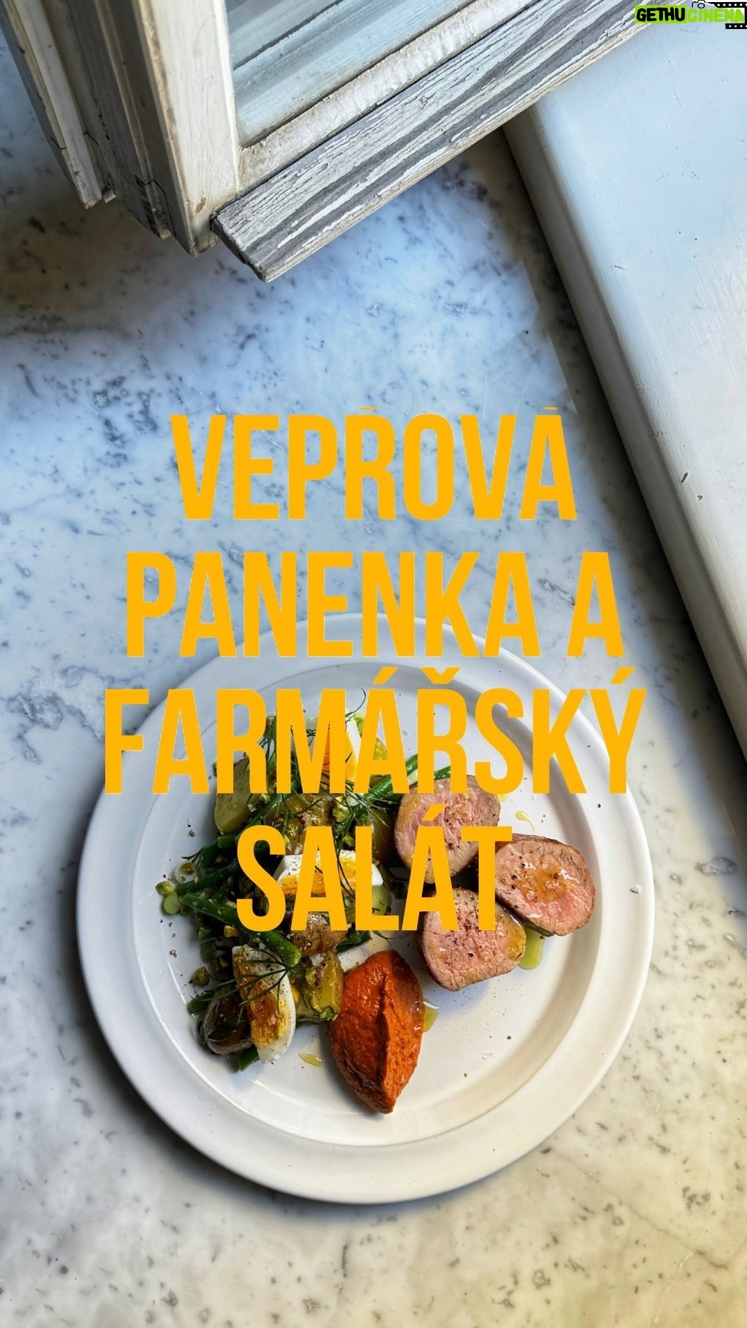 Marek Pavala - 9.5K Likes - @zivina.cz je s náma doma už skoro rok a na oslavu toho máme pro Vás kód “SARAAMAREK10” na 10% slevu na vše do příští soboty! A co doporučujeme vyzkoušet?
Nejraději máme jejich Kombuchu a kečup. Sara často rychle připraví něco z Živina omáček, na svačinu ořechy a dárkový sety, když je potřeba někomu udělat radost! Tak si jí udělejte tentokrát vy!✌🏻
Tohle je ohromně jedlej recept. Máte salát, kterym uctíte i nesalátový lidi, jelikož má v sobě brambory a slaninu. Růžolící se panenka se na vás jen směje z toho talíře a všechno doladíte paprikovym dipem, kterej úplné stejně můžete využit i u řady dalších jídel. Super by byl třeba na nějaký grilovačce, s pljeskavicou ideálně nebo k nějakýmu špízu.
1 vepřová panenka
2 plátky slaniny
1 hrst fazolek
2 velké hrsti malých brambor
2 jarní cibulky
1/2 hrsti pistácií
2 vejce
1 lžíce otrhaného kopru
2 lžíce másla
2 snítky rozmarýnu
2 stroužky česneku
Olivový olej
Citrónová šťáva
Sůl
Pepř
Paprikový dip
