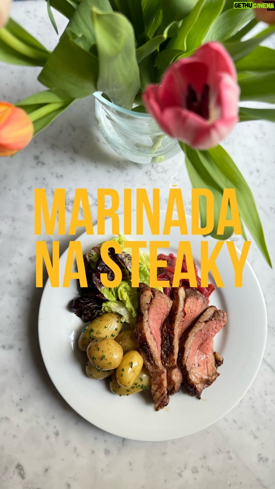 Marek Pavala - 3.5K Likes - Naprosto jednoduchá a úžasně funkční marináda z Kikkoman sójové omáčky. Normálně steaky nemarinuju, ale tenhle recept z jedné japonské kuchařky jsem fakt chtěl vyzkoušet a rozhodně se k té marinádě budu vracet.
MARINÁDA NA STEAKY:
1/2 hrnku sójové omáčky
1/4 hrnku olivového oleje
7 stroužků česneku
2 lžíce namletého černého pepře
trochu soli na utření česneku
#Rozpaltechutumami #spoluprace
