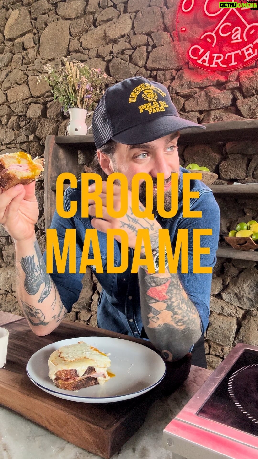 Marek Pavala - 4.1K Likes - Croque madame - jedli jste tenhle sendvič někdy? Děláte ho doma? Jestli ne, udělejte tohle kvůli sobě a svým blízkým a vyzkoušejte ho. Je to úlet. Totální game changer.
Na Fuego jsme si pořídili nové nádobí od @fabinicz , aby se nám lépe a snáz vařilo mezi kurzama a jí si řekl, že bych v nové kuchyni mohl občas natočit video recept. Protože točit všechno na jednom parapetu u okna mě už trochu štve. Je to dobrý. Změna je super, když je k lepšímu. Jinak na webu Fabini teď běží letní výprodej až -40% na starší i nové kolekce a můžete to kombinovat s kódem „marekpavala5“ a získat tak ještě větší slevu. Já si nechal i jeden rendlíček domů, ty nový beznýtový mě fakt baví.
Croque Madame
Kváskový chleba
Dijonská hořčice
Sýr Gruyére
Vepřová šunka
Máslo a hladkou mouka v poměru 1:1
Mléko
Muškátový oříšek - špetku na 2 porce
Vejce
Sůl a pepř