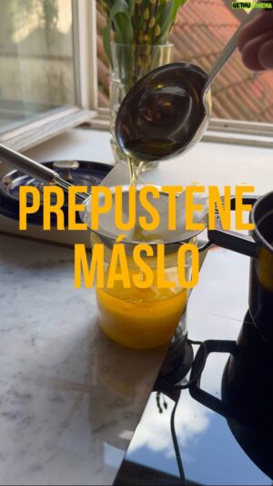 Marek Pavala Instagram - Kdo jste tým přepuštěný máslo? Kdo spíš používáte rafinovaný oleje? Kdo děláte normálně všechno s oliváčem? To ghee nemusíte dělat nutně “hnědý”, mimochodem. Samozřejmě můžete oddělenou bílkovinu posbírat a máslo vycedit i dřív a bude to taky fungovat. Jen to přepuštěný máslo nebude mít tu oříškovou vůni. Kouřový bod másla je kolem 120C, když ho zbavíte bílkoviny a uděláte z něj ghee, tak se posune na 252C, což je fakt ranec. Víc než má slunečnicový olej, třeba. A věřte mi, že s přepuštěnym máslem uděláte větší parádu. Nebo mi nevěřte, to je už na vás. 🧈
