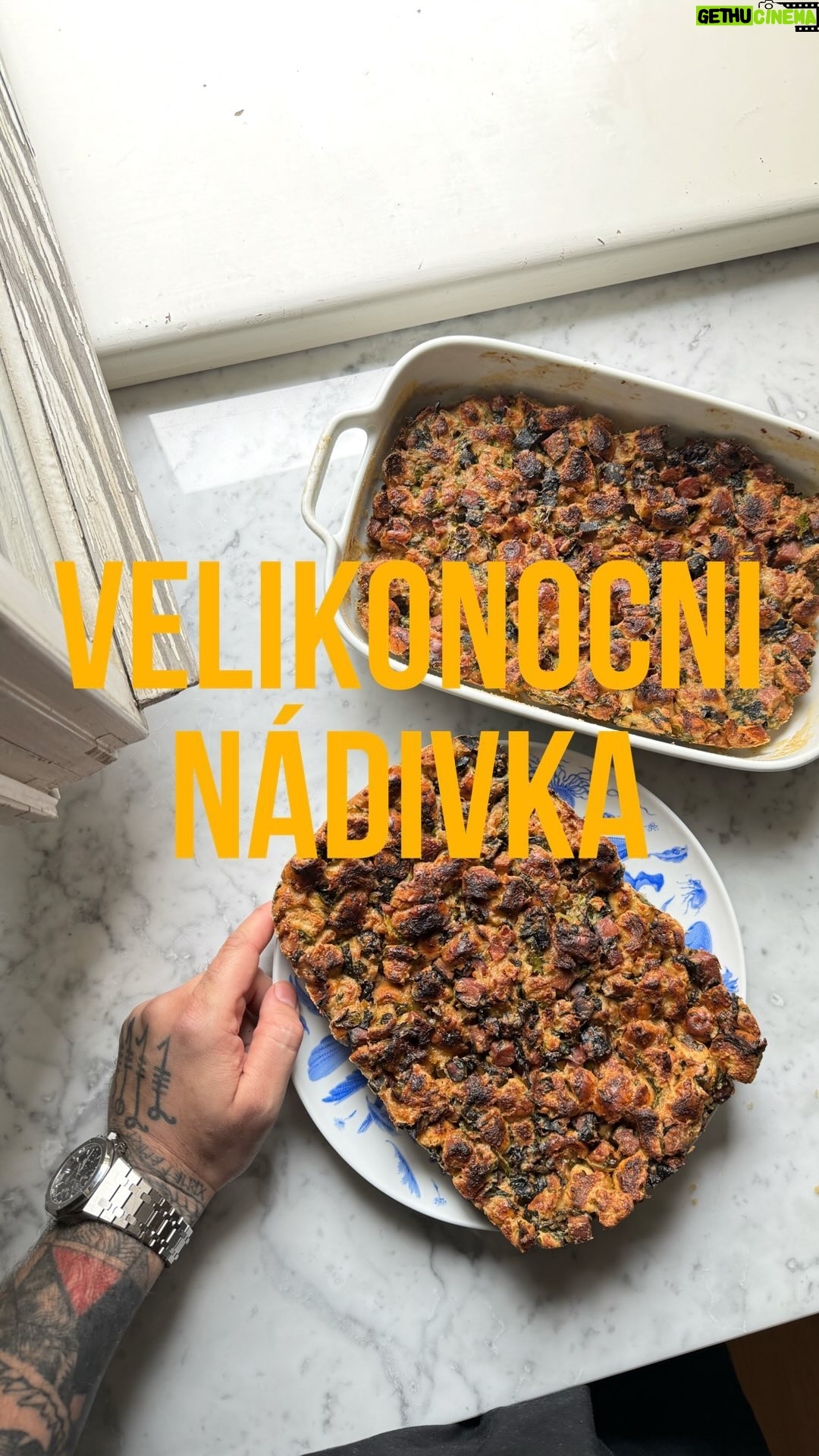 Marek Pavala - 2.6K Likes - Když upečete nádivku v potravinářské folii, bude ještě vláčnější!
10 rohlíku
3 cibule
500 g uzeného (ideálně krkovice)
250 g mléka
1 hrst nasekané petržele
2 hrsti spařeného medvědího česneku
5 vajec
Muškátový oříšek
Máslo
Sůl a pepř