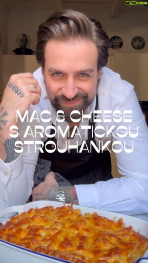 Marek Pavala Instagram - Pokud fungujete v gastru, jsem si téměř jistý, že někdy nakupujete v @makro_cr . Velká balení, které nabízí značka METRO CHEF je rozhodně truimf šéfkuchařů. Jsou také velkým pomocníkem při přípravě jakékoliv větší akce, nebo do restauračního provozu. Můžete se spolehnout na vysokou kvalitu a stabilní skvělou chuť.
 
Já jsem zvolil cheddar a oblíbenou klasiku Mac & Cheese.
 
Tohle jídlo ve finále můžete, ale i nemusíte, zapéct. V případě, že ho budete podávat hned po promíchání s krémovou omáčkou, tak přidejte pořádnou porci aromatické strouhanky, protože ta jídlu dodá potřebný křup. 
 
Mac & Cheese s aromatickou strouhankou
6 porcí 
 
500 g makarónů 
1 l plnotučného mléka (s rezervou)
40 g másla 
40 g hladké mouky 
500 g cheddaru 
2 hrsti panko strouhanky
2 špetky muškátového oříšku
4 stroužky česneku 
2 lžíce otrhaných lístků tymiánu

2 lžíce nasekané hladkolisté petržele
100 g pancetty 
sůl, pepř 

#metrochef #makrocr #chef #ad