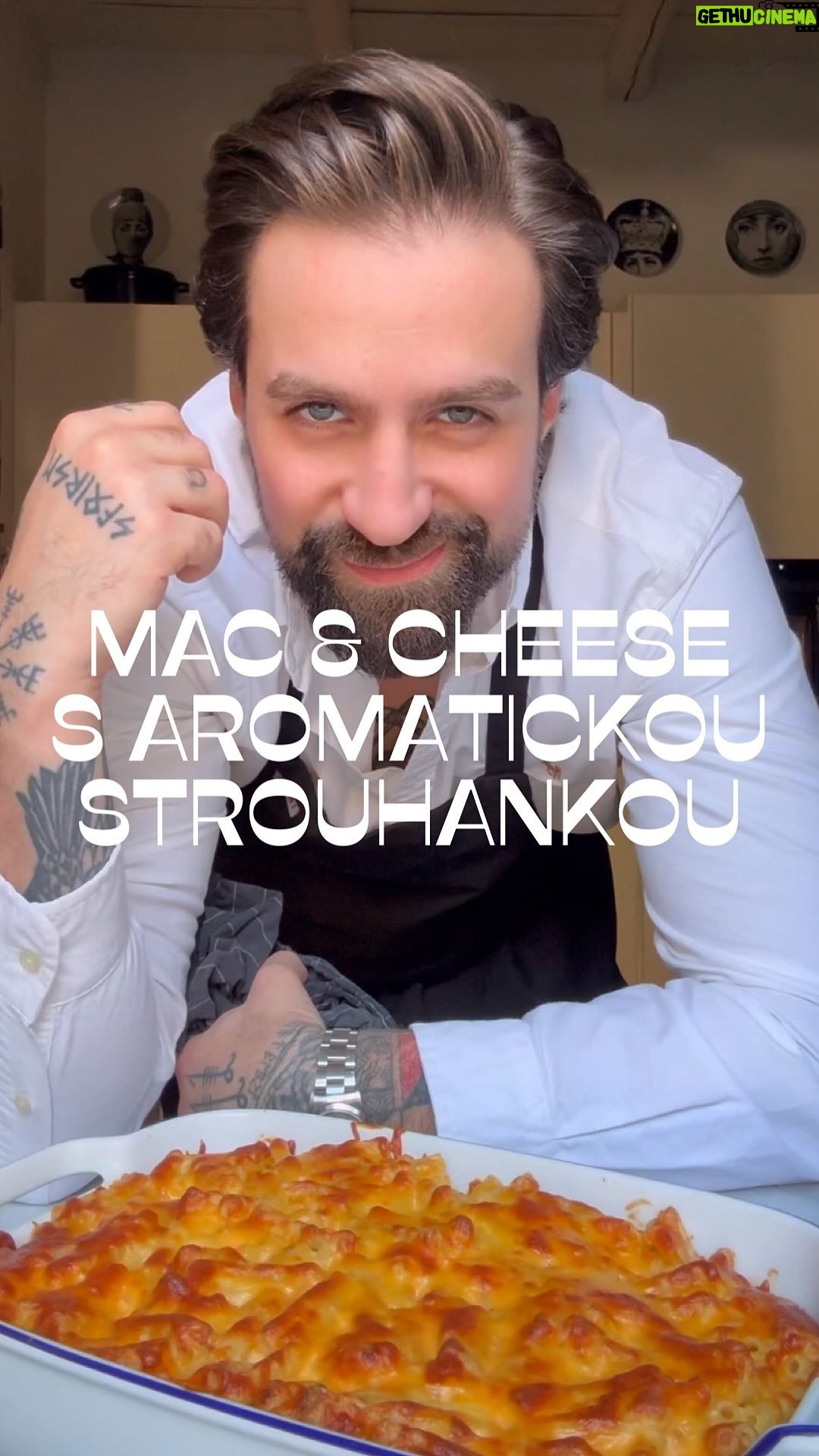 Marek Pavala - 3K Likes - Pokud fungujete v gastru, jsem si téměř jistý, že někdy nakupujete v @makro_cr . Velká balení, které nabízí značka METRO CHEF je rozhodně truimf šéfkuchařů. Jsou také velkým pomocníkem při přípravě jakékoliv větší akce, nebo do restauračního provozu. Můžete se spolehnout na vysokou kvalitu a stabilní skvělou chuť.
Já jsem zvolil cheddar a oblíbenou klasiku Mac & Cheese.
Tohle jídlo ve finále můžete, ale i nemusíte, zapéct. V případě, že ho budete podávat hned po promíchání s krémovou omáčkou, tak přidejte pořádnou porci aromatické strouhanky, protože ta jídlu dodá potřebný křup.
Mac & Cheese s aromatickou strouhankou
6 porcí
500 g makarónů
1 l plnotučného mléka (s rezervou)
40 g másla
40 g hladké mouky
500 g cheddaru
2 hrsti panko strouhanky
2 špetky muškátového oříšku
4 stroužky česneku
2 lžíce otrhaných lístků tymiánu
2 lžíce nasekané hladkolisté petržele
100 g pancetty
sůl, pepř
#metrochef #makrocr #chef #ad