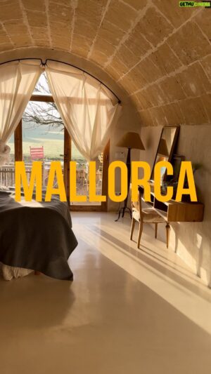 Marek Pavala Instagram - Já na internetu nic moc hledat neumim, @sara_sofie rozhodně ano.  Když jsem dorazili na místo, který se nám na měsíc stalo domovem, byli jsme štěstim bez sebe. Ze studený Prahy a tmavýho bytu do tak nádhernýho baráku. Užili jsme si to, ač to nebyla dovolená, normálně jsme tam pracovali a jsem fakt vděčnej, že oba můžeme dělat od počítače a být přitom kdekoliv na světě. Řeknu vám ale, že po měsíci jsme se strašně těšili domů a mnohem víc teď doceňuju to, jak jsme si zařídili byt, jaký máme matrace, křesla, televize, atd. 😅 Bylo to krásný, ale doma je doma. Všechno tu funguje.