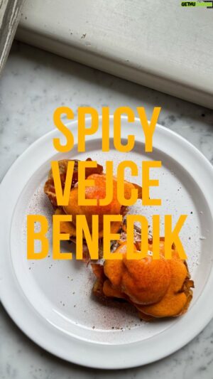 Marek Pavala Instagram - Jeden čas byl vejcí Benedikt plnej internet a každej je doma čmuchtil o sto šest. Co doma, dělávali jsme je na každym snídaňovym cateringu na minutku, vstával jsem kvuli nim v 5 ráno a prostě jsem je přestal mít rád. Pak jsem nedávno viděl jinou variantu na profilu @herd.chefs a dal jsem jim znovu šanci. Devilled úprava je skvělá. Přidal jsem křupavý prosciutto, zapomněl na křen, kterej tam oni dávaj a myslim, že to s nim musí být ještě lepší a místo hořčice jsem dal na chleba žervé. Přišlo mi, že intenzivních chutí je tam už dost. A měl jsem pravdu. Zkuste to, je to super změna. 

150 g másla
3 žloutky
2 lžičky bílého vinného octa
1 lžička sladké papriky
2 lžičky Srirachy
1 lžička worcesteru
šťáva z citrónu podle potřeby
sůl, pepř
  nastrouhaný křen nahoru
  teplá voda na naředění
