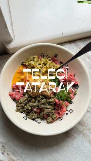 Marek Pavala Instagram - Telecí tatarák a žloutková omáčka

Na omáčku se můžete vykašlat a klidně tam dát jen žloutky. Proč to teda dělám? Chuť se vrství, doplňuje, takže to prostě bude chutnější. Ty vajíčka projdou tepelnou úpravou, takže pro útlocitný snižujeme riziko teoretický salmonely a navíc trochu omáčky můžete dát i extra nahoru na tatarák, to by bylo super. Vlastně nevim, proč jsem to neudělal. 

Tahle kombinace žloutku a sojovky je skvělá věc. Určitě to zas zvedne někoho ze židle, že si odplivne do kamen, co mám co dávat sojovku do tataráku, že jo. Dal by to klidně i na kuře s rejží a pažitkou, nebo k syrovýmu tuňákovi a mořskýmu ježkovi.. v týhle kombinaci jsem to jedl v jedný japonský restauraci a bylo to brutálně dobrý. 

600g telecí svíčkové
1/2 šalotky
1 lžíce pažitky
2 kyselé okurky
2 lžíce kaparů
1 lžíce hořčice
3 žloutky 
1/2 lžičky sojovky
Sůl
Pepř
 chips