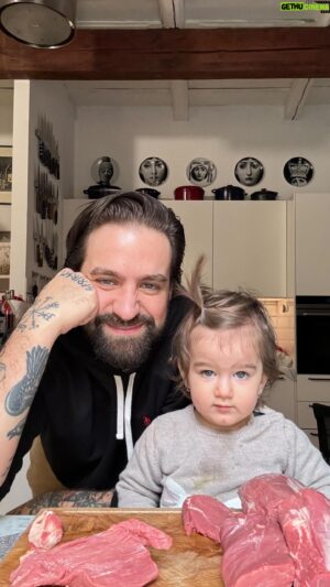 Marek Pavala Instagram - Teach ‘em young. Ale trochu jsem ten steak Matildě přetáhl, musim se příště polepšit. 😄