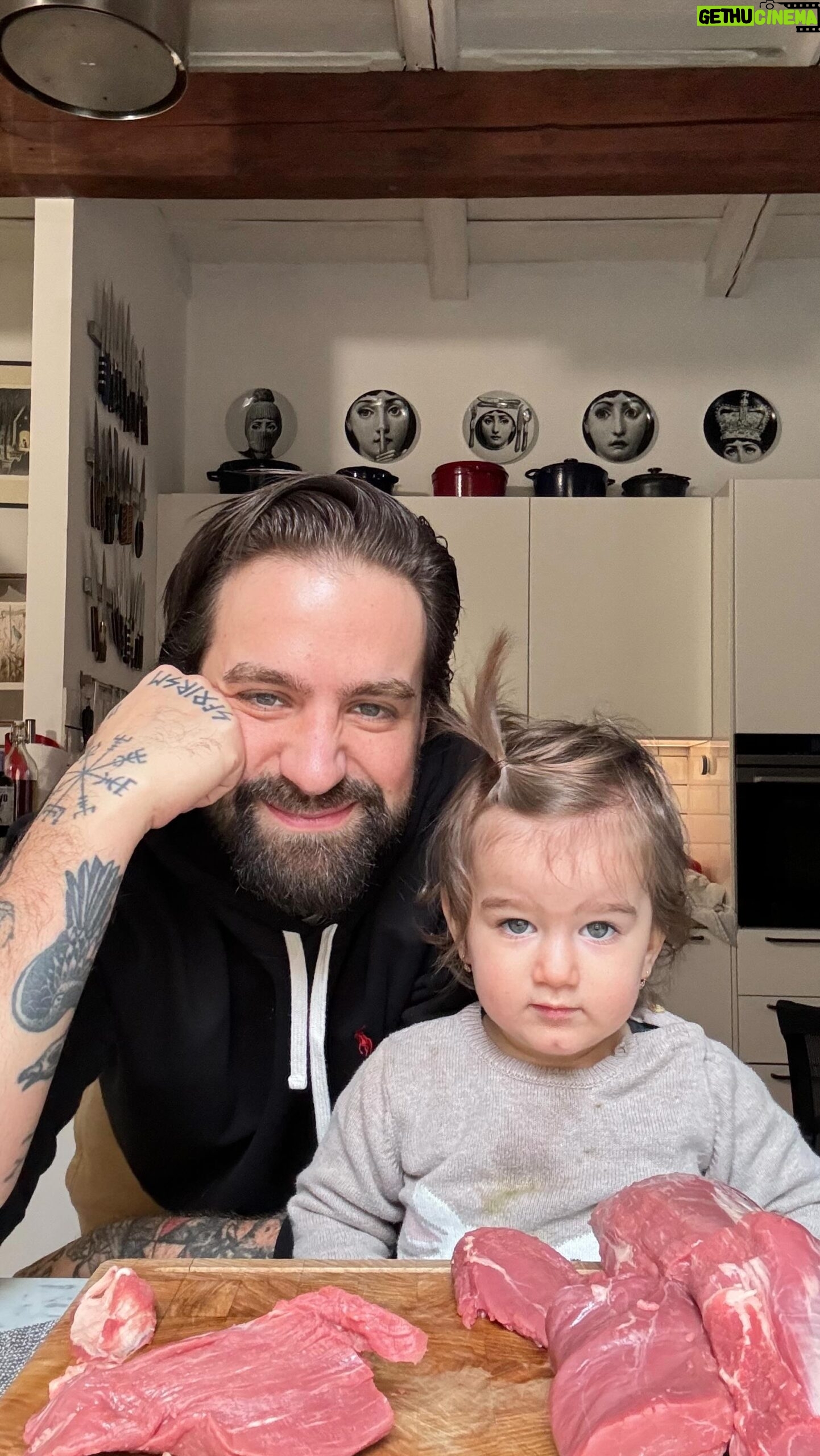 Marek Pavala - 4K Likes - Teach ‘em young. Ale trochu jsem ten steak Matildě přetáhl, musim se příště polepšit. 😄