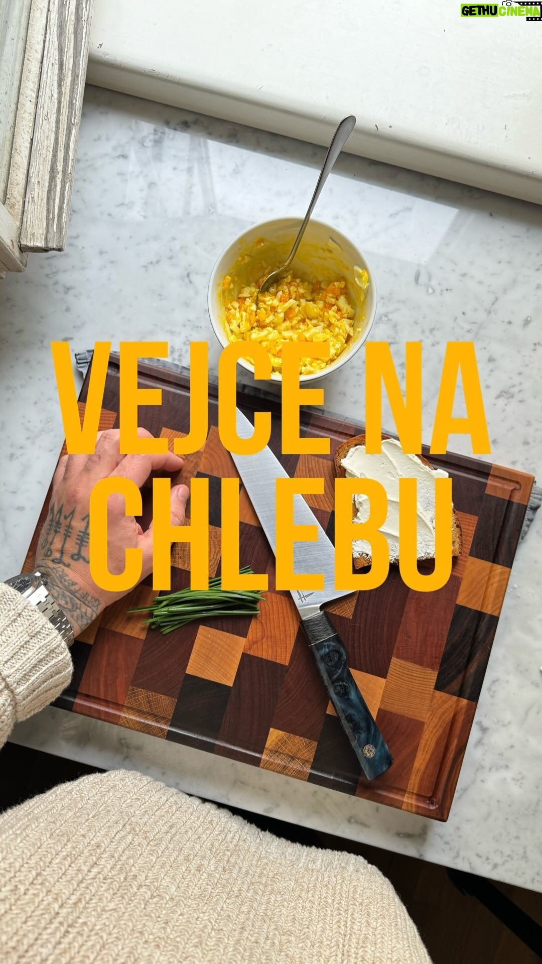 Marek Pavala - 31.2K Likes - Co byste rádi, abych natočil za snídaňový recept? Jinak ty vejce by mely byt v pokojove teplote a davam je do vařicí vody. Od studených by to chtělo 7-8 minut. Spíš 7, 8 minutové už často neteče vůbec.