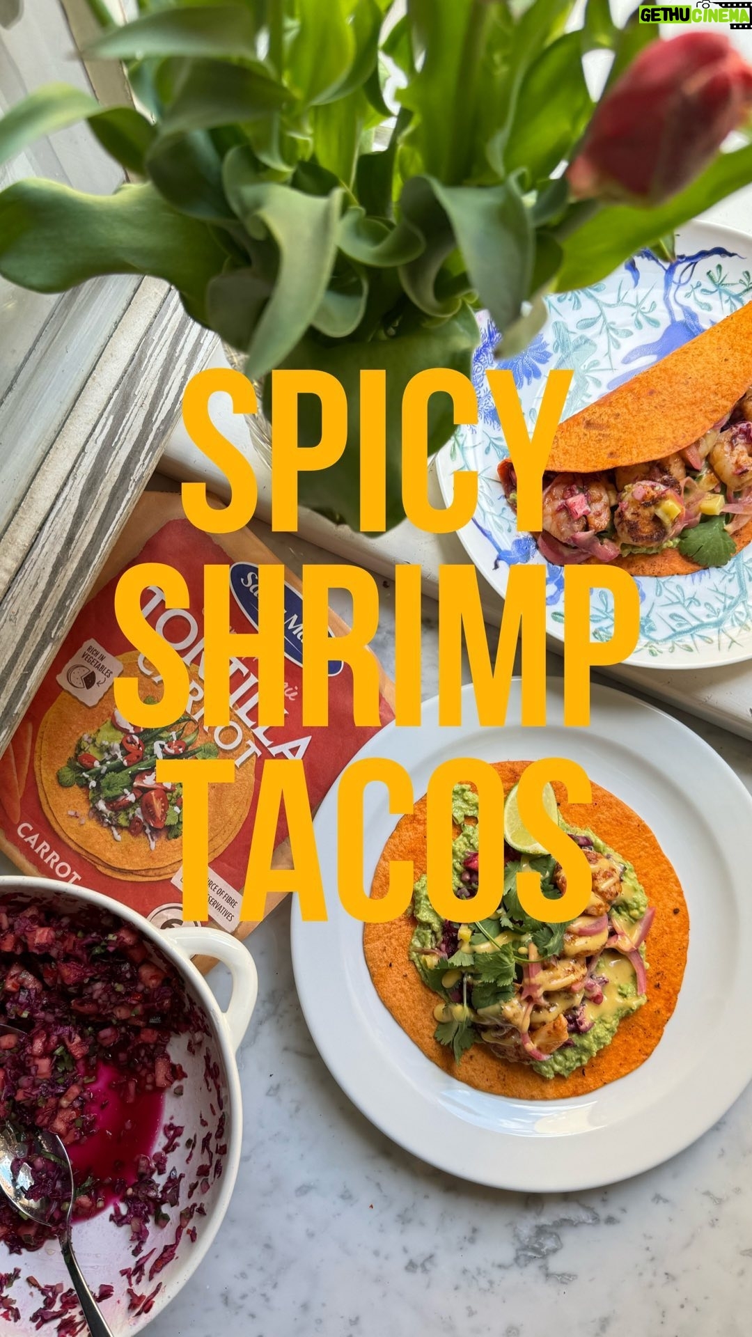 Marek Pavala - 2.9K Likes - Mám pro vás další @santa_maria_cz_sk recept!
Spicy shrimp tacos
12 krevet
1/2 lžičky:
Chilli flakes
Sušený česnek
Sušená cibule
Sladká paprika
Zázvor
Cayenne
Drcený kmín
Sůl, pepř
Olivový olej
Na zelný salát: (zbyde vám)
1/4 menšího červeného zelí
1/2 okurky
1 habanero papričk
1/2 menšího ananasu
1 svazek koriandru
1-2 limetky
Sůl
Avokádo
Santa Maria carrot tortilla
Chilli majo limetka
1 červené cibule a sladkokyselý nálev