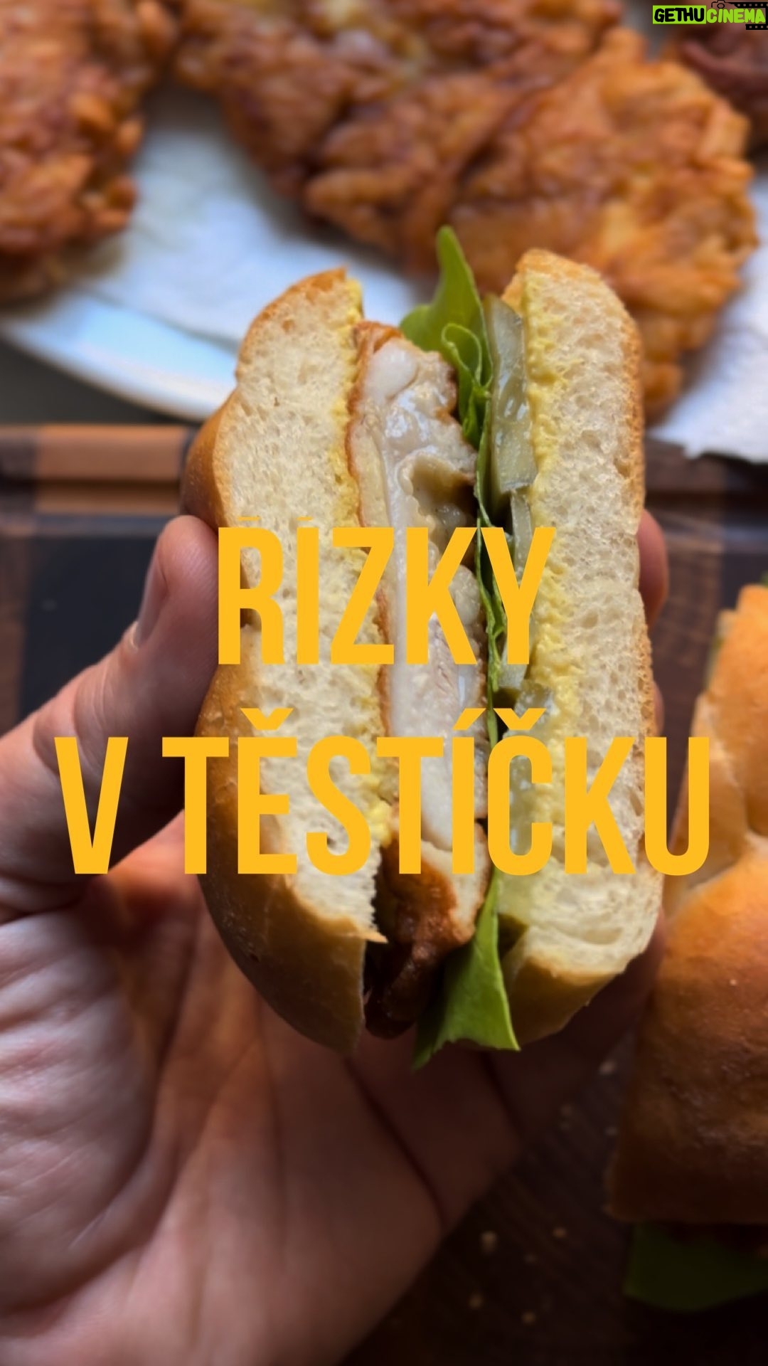 Marek Pavala - 3K Likes - Léto znamená pro většinu lidí dovolenou a výlety všude možně. I my jsme se vydali se Sárou a Matildou po nějaké době na dovolenou, která už byla docela potřeba, aby se tady z toho člověk úplně nezbláznil a taky abychom se doma nepozabíjeli 😀. Na cestu jsem připravil naprostou klasiku všech klasik - smažené řízky z kuřecích stehen. My je doma naprosto milujeme a tak nám nesměly na cestu chybět. Skromný jídlo, který ocení celá rodina.
Tyhlety řízky v těstíčku smažené na přepuštěném másle jsem už fakt dlouhou dobu nedělal a trochu jsem vlastně zapomněl, jak skvělý jsou! Nezapomeňte hotový řízky nechat po dosmažení odpočinout na papírové utěrce, já mám pořád po ruce ty od @harmony_ceskarepublika.
Recept najdete ve videu a dejte mi vědět v komentářích, co si na cesty chystáte na svačinu vy.
#tvojeharmony #harmonyceskarepublika