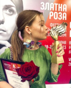 Margarita Stoykova Instagram - Чест!
За всички нас!
Днес получихме най-голямото признание за това, което направихме! 
Благодарим на всички замесени в тази наша огромна СБЪДНАТА мечта.

🏆“ЗЛАТНА РОЗА” за НАЙ-ДОБЪР ПЪЛНОМЕТРАЖЕН ФИЛМ ex aequo с “Уроците на Блага” 

🏆“ЗЛАТНА РОЗА” за НАЙ-ДОБЪР РЕЖИСЬОР на ЯНА ТИТОВА

🏆Награда на град ВАРНА на МАРГАРИТА СТОЙКОВА

🏆Награда на критиката на ЯНА ТИТОВА