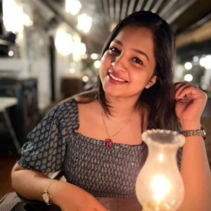 Margret Antony Instagram - 2016  February 14 രാത്രി 12  മണിക്ക് ഫോണിലേക്ക് ഹാപ്പി വാലെന്റൈൻസ് ഡേ അയച്ചു ഈ മഹാൻ. 

 രാത്രിയുടെ യാമങ്ങളിൽ എപ്പോളോ ഞാൻ അമ്മയോട് നിന്റെ കാര്യം പറഞ്ഞു അപ്പോ എങ്ങനെ ആ ഇങ്ങോടും ഐ ലവ് യു അല്ലെ എന്ന് ചോതിച്ചു . കേട്ട പാതി ഞാനും യെസ് മൂളി. 
സന്തോഷമായി ജീവിച്ചു തുടങ്ങാൻ പിന്നെയും സമയം എടുത്തു . ബിസിനസ് ഉം സിനിമയും തലക്ക് പിടിച്ച രണ്ട് പേര് തമ്മിൽ ഒരിക്കലും ചേരുലായിരുന്നു ... ഈ സ്നേഹം ഇല്ലെങ്കിൽ ...സ്നേഹം ക്ഷമ ആണ് എന്ന പറഞ്ഞത് ദേ ഈ മനുഷ്യനെ പറ്റിയാണ് ...അങ്ങനെ ഷെമിച്ചും സഹിച്ചും അതിലേറെ സ്നേഹിച്ചും ഇവിടെ എത്തി .

ഇടക്ക് എന്നോട് ചോദിക്കും ഞൻ  ഇല്ലായിരുന്നെങ്കിൽ നീ എന്ത് ചെയ്തേനെ എന്ന എന്ന് . 
മൂഞ്ചി പോയേനെ ...
 ഞാൻ  നന്നായി കാണാൻ എന്നെ കാൾ ആഗ്രഹിക്കുന്ന ,  ജോലിക്ക് പോകുമ്പോ bullseye ഉണ്ടാക്കി തന്നു പരിപോഷിപ്പിക്കുന്ന ,തുണി ഞാൻ തേച്ചാൽ ശെരിയാകൂല്ല എന്ന് അറിയുന്ന കൊണ്ട് എന്റെയും കൂടെ തേച്ചു തന്നു 
ഞാൻ ഇങ്ങനെ ഫ്രീ ആയി നടക്കാൻ പാകത്തിന്  എല്ലാം ചെയ്തു തന്നു കൊഞ്ചിച്ചു ലാളിച്ചു വഷളാക്കി
 മൂശാട്ടയാക്കി ,എന്റെ പ്രാരാബ്‌ധങ്ങളും പ്രശ്നങ്ങളും തലവേദനയും ഏറ്റെടുത്തു സോൾവ് ചെയ്തു..എന്റെ അമ്മയേം പൊന്നു പോലെ നോക്കി  ത്യാഗങ്ങൾ സഹിച്ചു ഇങ്ങനെ ....
ഉറങ്ങുന്ന വരെ കൊട്ടിയുറക്കി എന്റെ സകല ഊള സ്വഭാവവും സഹിച്ചു എന്നാലും ഒരിക്കലും മാറണം എന്ന് പറയാതെ നിഴലായി കാവലായി  കൂടെ നടക്കുന്ന എന്റെ മിച്ചുചേട്ടൻ. എന്നെ പോലൊരു കെട്ട്യോനെ നിനക്ക് കിട്ടുമോടി എന്ന എന്ന് ചോതിക്കുല്ലേ എപ്പോഴും ..കിട്ടില്യാ ഉണ്ണ്യേYour love is the most precious gift ever 

( He has gifted so many things but I barely remember where I've kept them but this boy even has my college textbooks and love letters I gave him hence this pendent made of rose which stay forever)