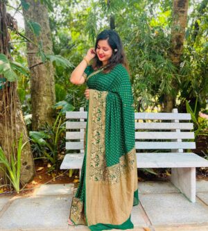 Margret Antony Instagram - പച്ചപ്പും ഹരിതാഭയും ! 

@kevinkurisinkal gave me this  flower and said “ on pose cheythe photo edukattee “ ♥️

#rvwedding #weddingvibes #dressedup #sareelove #explorarpage