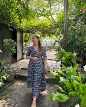 Margret Antony Instagram - Loving this version of myself, making mistakes, failing miserably but still moving ahead ! 
 Credits @kevinkurisinkal for taking me to college for mba exams , and stopping on the way in byoootiful places for Kattan Chaya and takes wonderful pics . 
My Elam Elam ♥️