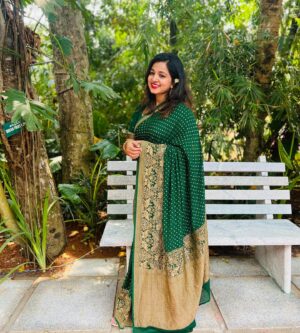 Margret Antony Instagram - പച്ചപ്പും ഹരിതാഭയും ! 

@kevinkurisinkal gave me this  flower and said “ on pose cheythe photo edukattee “ ♥️

#rvwedding #weddingvibes #dressedup #sareelove #explorarpage