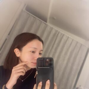 Mari Iriki Instagram - 過去、
映画の撮影や舞台の公演で訪れたことのある広島
数年ぶりにやってきました
今回は
あるバラエティの収録
旅ロケです
情報解禁は後日お知らせしますね
お楽しみに☺️

撮影前のメンテナンスは
@grancher_salon へ
EMSと手技で
フェイスラインがすっきり
BIOPHYTOでお肌がぴかぴかに…
その時の肌状態に合わせたメニューを選んでくれる佐々木さん @hiii__sasaki 🥰に出会ってから、お肌の状態がぐっとよくなった！

#広島 #hiroshima 
#美容 #biophyto #granchersalon #beauty #広尾