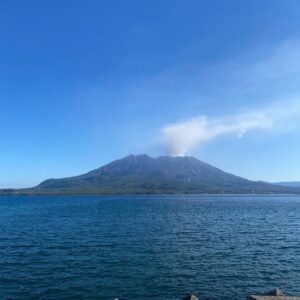 Mari Iriki Instagram - 元旦の朝
鹿児島のシンボル
穏やかな錦江湾と雄大な桜島に癒され⛰️
もう東京に戻って来ました
海がキラキラしてた

年末年始でしっかり休めたので
私は私に出来ることを
舞台の初日に向けて頑張ります！

#鹿児島 #錦江湾 #桜島
#kagoshima #kinkowan #sakurajima #sea