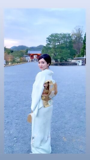 Mari Iriki Instagram - 仁和寺をご案内🌸
淡い緑のお着物にゴールドの帯👘

#京都 #kyoto #着物 #kimono #和装 
#桜 #sakura #cherryblossoms 
#仁和寺 #ninnaji #寺 #花見 #hanami 
#japan #japanesegirl #japaneseculture