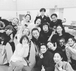 Mari Nishio Instagram - もう、ずーーーっとお稽古してる感覚の人達ですが、まだ始まったばかりです。
この奇跡的なチームワークは絶対いいお芝居になる予感しかないのだ。
富ちゃん顔‼️
@siscompany_stage 
#ザ・ウェルキン