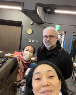 Mari Nishio Instagram - アンナカレーニナのお稽古始まりました。
演出家のフィリップ・ブリーンさんと、演劇集団円の深見由真ちゃん。
お二人とも欲望という名の電車で、ご一緒しました。インスタのアイコンがフィリップになっててさぞ驚かれてると思います。私も慣れません。が、ここから三月末までこの方の船頭の元、大きな大きな航海へ出発するのです。どんな風にも波にも負けない強い気持ちをいま、皆さんと作ってるところです。2020年に会えなくて中止になって、その時、フィリップがくれたコメントに、シェイクスピアの言葉を引用して、
明けない夜はない。演劇は今までも幾多の困難を乗り越えて今にあるから、絶対僕らも乗り越えられると、励ましてくれました。なのでね。稽古場に入ってぎゅーーーーーー！！ってハグしたよ。日本語がびっくりするほど上手くなってた！そのうち日本語で演出する日が来るかも👀👀👀👀
#アンナカレーニナ
#シアターコクーン
#フィリップ・ブリーンさん
#深見由真さん
#トルストイ
#ロシア