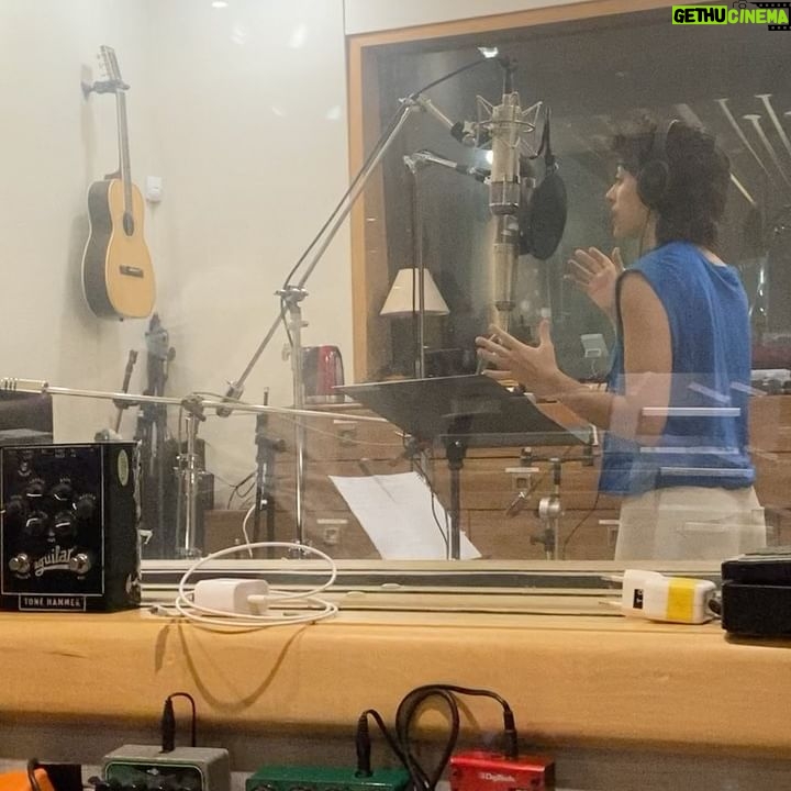 Maria Beraldo - 1K Likes - ta no ar o disco da @loretacolucci que eu produzi e arranjei! convido todo mundo a ouvir porque ta lindão!
to muito feliz com esse trabalho e com o encontro com a Loreta - cantora, compositora e pessoa maravilhosa! - que começa muito bem na nossa vontade de que o disco fosse conduzido por um naipe, e não por uma banda.
partindo disso, foi muito legal pra mim construir todo o caminho do disco me aventurando na escrita pra cordas, que eu tinha começado a frequentar por causa das trilhas pra cinema que ando fazendo, e pensar esses instrumentos dentro do meu universo musical e do meu encontro com a Loreta e sua música.
foi um luxo termos gravado tudo no estúdio do meu parça @tobrandileone que tira o som mais lindo de tudo que aparece na frente dele. Tó, meu coração inteiro de agradecimentos a vc que é a definição de companheirismo - pra além da competência absurda.
outro luxo termos gravado com esse naipe que ja mora no meu coração, e a quem agradeço muito!:
@wan_dourado - violino1
@leticia.c.andrade - violino 2
@jennicardoso.viola - viola
@bythiagofaria - cello
@vanille.musica - violino 2
Fabio Silva - violino 2
muito obrigada a todos os mĆŗsicos incrĆveis que tambĆ©m gravaram com a gente, e a toda equipe do disco ā¤ļø
@alfredo___castro - percu
@lucafraza - violão
@manu.lopesoficial - cavaco
@luan_frenk - violão
mixagem - @mosca_ricardo e @hjvilhenap
master - @redtraxxmastering e @lucas.meneguette
produção executiva - @marjorie_prod
direção artĆstica - @victorbaccili
preparação das parts e colaboração no arranjo de āAmando Longeā - @lucas.z.uriarte
arranjo e co-produção de āGole Secoā - @jbarisbe
um beijĆ£o nas nossas participaƧƵes especialĆssimas!
@jadsaaa e @canta.anna
Lórets, muito obrigada pelos ouvidos e coração sempre abertos! parabĆ©ns, seu disco ta lindo! vocĆŖ arrasou, canta muito! voa! ā¤ļøā¤ļøā¤ļø
OUVAM (: